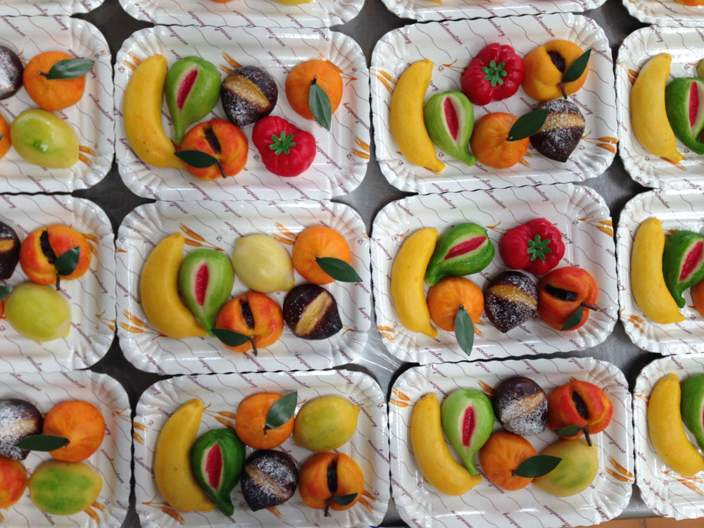 Vassoi assortiti di Frutta Martorana modellata e decorata a mano