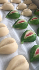 Frutta Martorana a forma di fichi nelle fasi di modellazione e colorazione