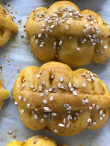 Frutta Martorana artigianale a forma di zucche decorate con semi