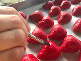 Decorazione a pennello della Frutta Martorana a forma di fragole