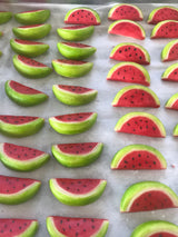 Frutta Martorana artigianale a forma di fette di anguria durante la lavorazione
