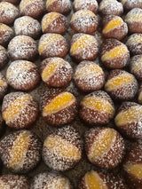 Dettaglio della Frutta Martorana a forma di castagne, decorata a mano