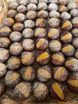 Frutta Martorana a forma di castagne in vassoio, rifinita con zucchero a velo